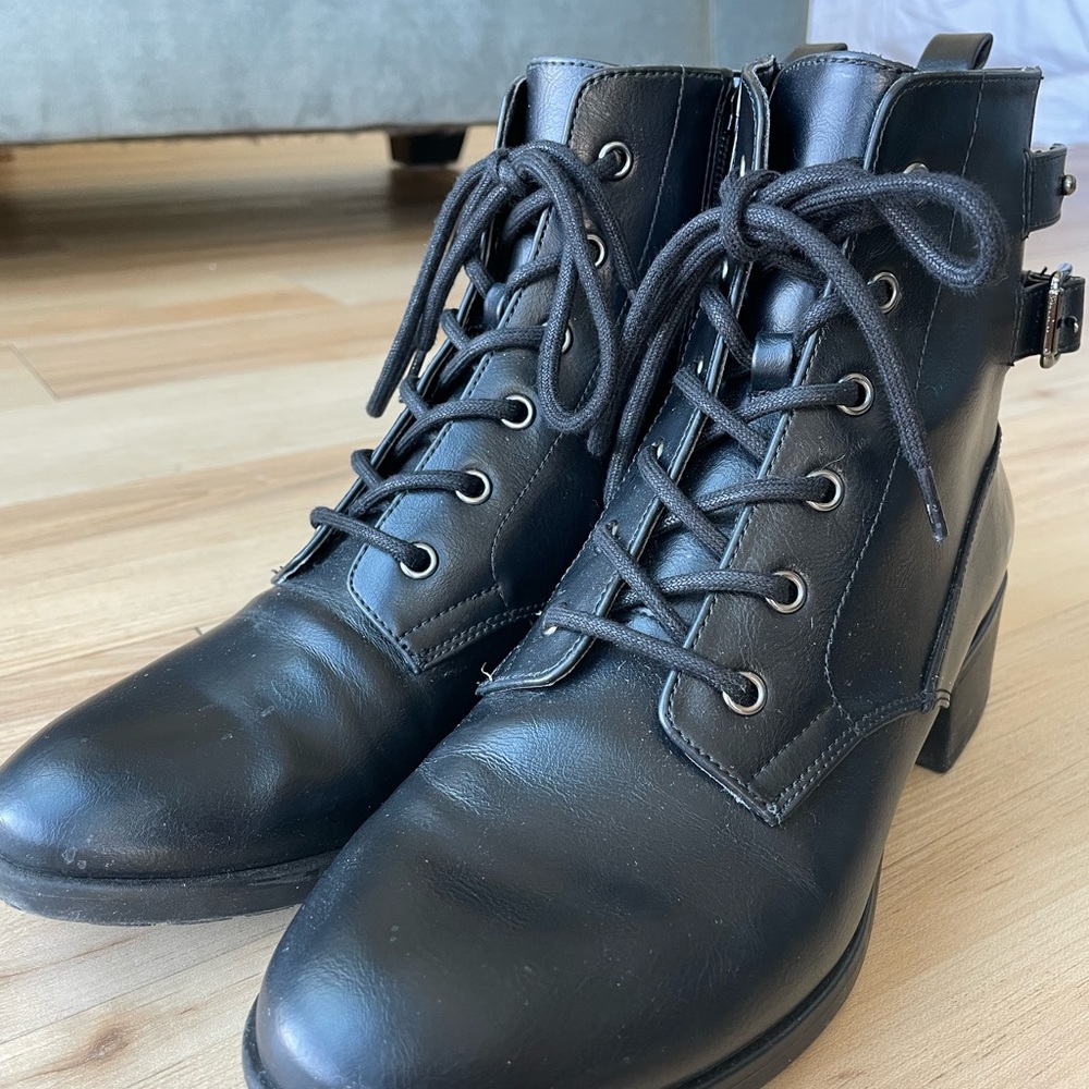 Black SOLE SOCIETY laced combat boots, size 9